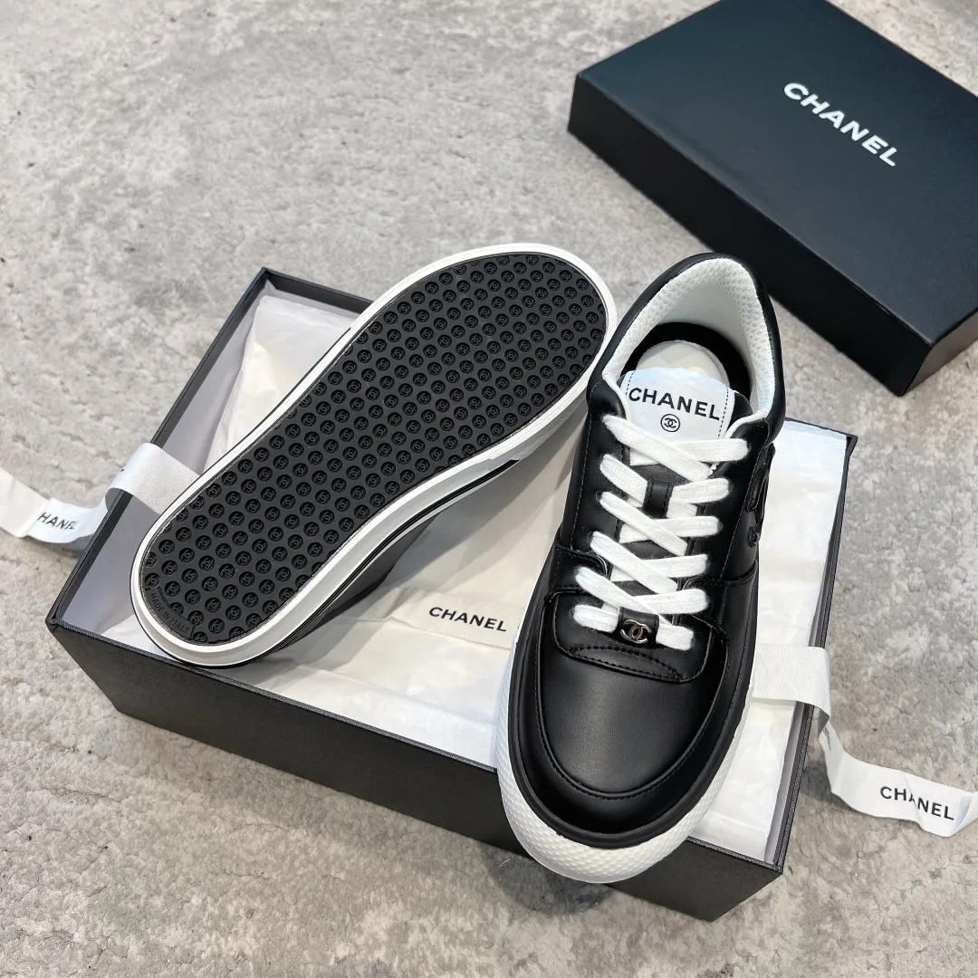 👟👟Ex-factory price 520👟👟 Chanel 23b new panda shoes C's new casual white shoes sneakers There is a reason why these shoes are so popular 🔥 They are so comfortable. They are a shoe that coexists with comfort, beauty and versatility. You can easily walk ten thousand or twenty thousand steps without any pressure. The original development last shape is delicate and stylish, and you are not afraid of wide feet. It will not make your feet fat, and it looks good and comfortable on your feet! It feels very light on the feet! Comfortable and breathable! Super whitening‼ ️It’s really a perfect match. Upper: first-layer cowhide/➕sheepskin lining. Exclusive 1:1 original customization [different from market currency‼ ️】The foot pads are made of imported mixed sheepskin, which is breathable and comfortable! ✔ T👟👟Ex-factory price U outsole exclusive original development private model! Differentiating the market rubber outsole‼ ️✔ Size: 35-39 (40 orders cannot be returned or exchanged)